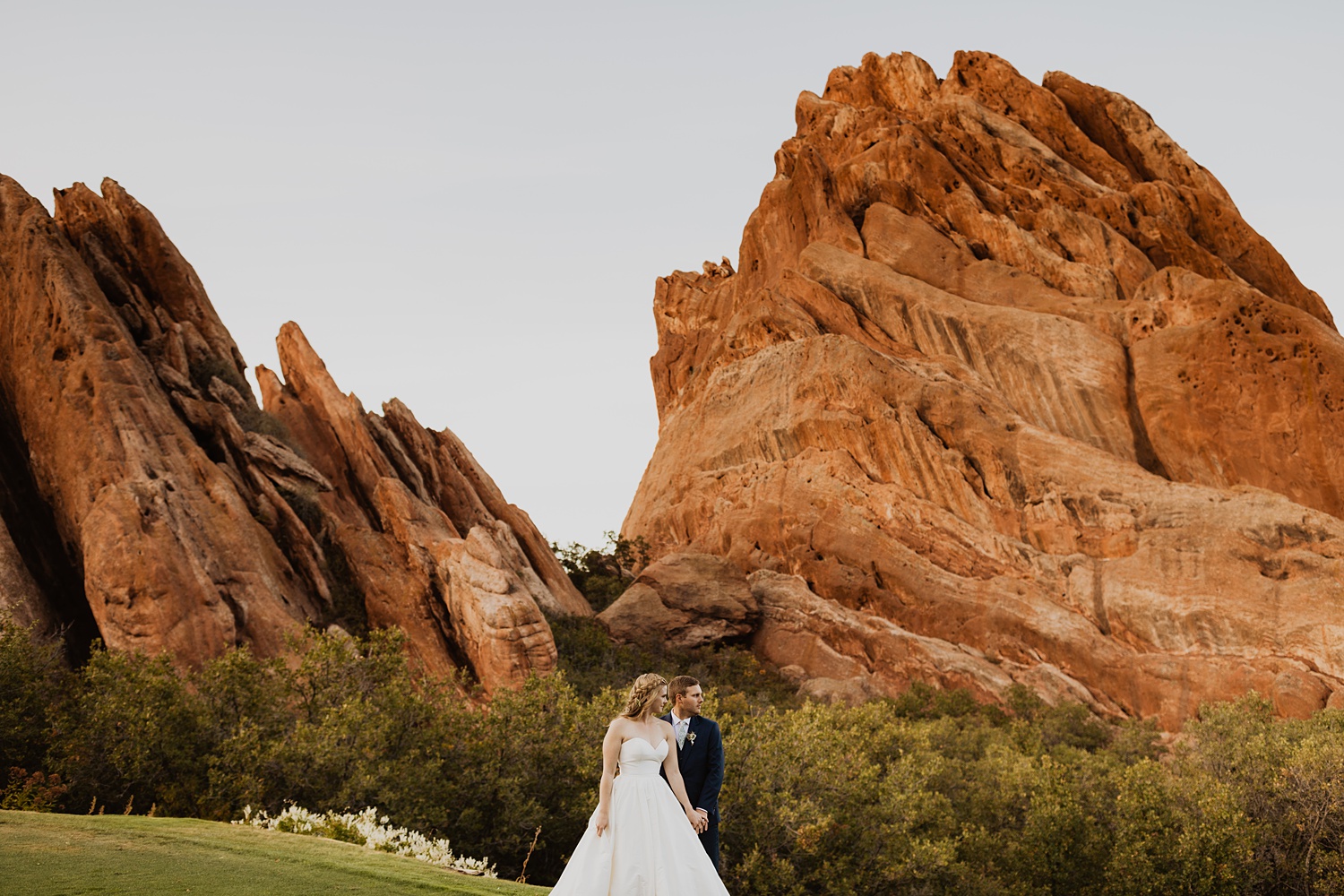 Arrowhead Golf Club Wedding | Littleton Colorado Wedding Venue | Bride and Groom Poses | Sunset Wedding Pictures | Cassie Madden Photography
